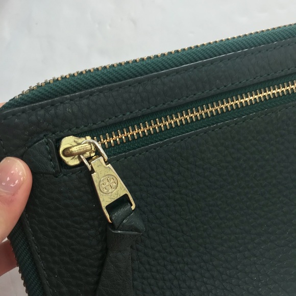 •Tory Burch• Robinson Pebbled Green Large Wristlet - Picture 7 of 8